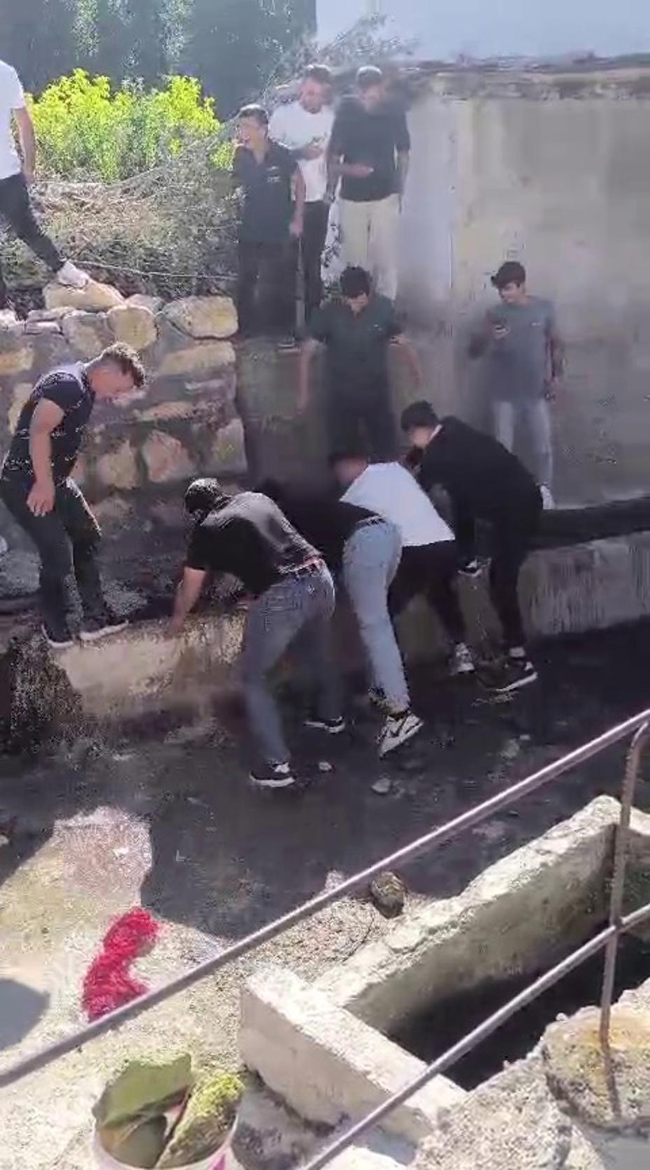 Sivas'ta sıra dışı düğün: Damat köy çeşmesinde yıkandı