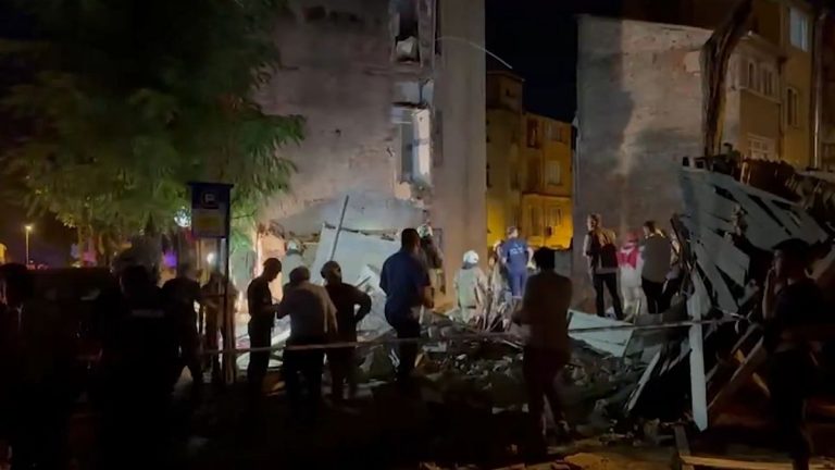 İstanbul – Fatih'te terkedilmiş bina çöktü, yoldan geçen kişi yaralandı