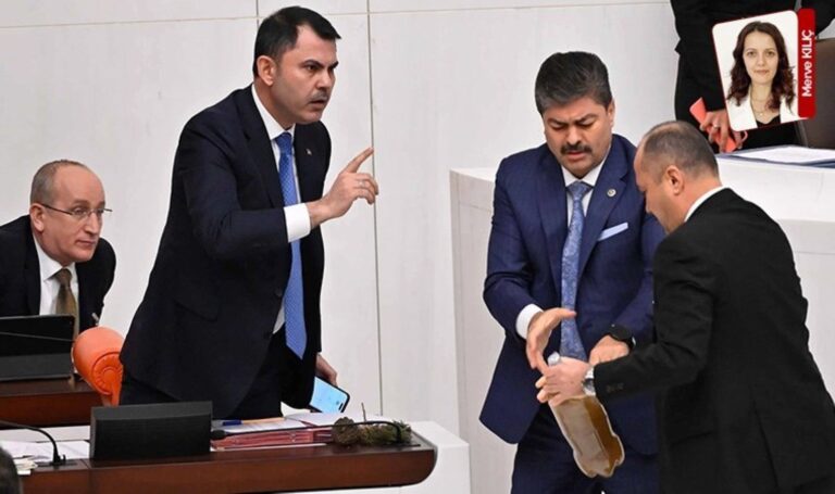 Bakan Kurum, Ergene nehrinden getirdiği kirli su şişesini yere attı: Meclis’te gerginlik – Son Dakika Siyasi Haber