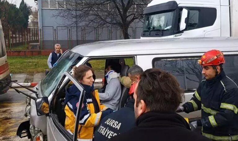 Bursa’da minibüs park halindeki TIR’a çarptı: 3 kişi araçta sıkıştı! – Türkiye’den son dakika haberleri