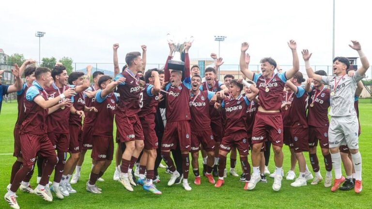 Şampiyon Trabzonspor U19, kupasını kaldırdı
